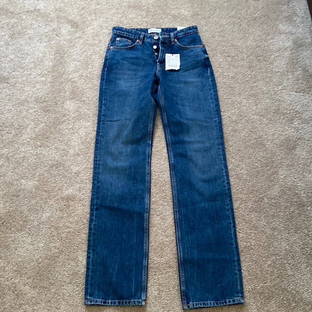 Zara Jeans in dark blue.